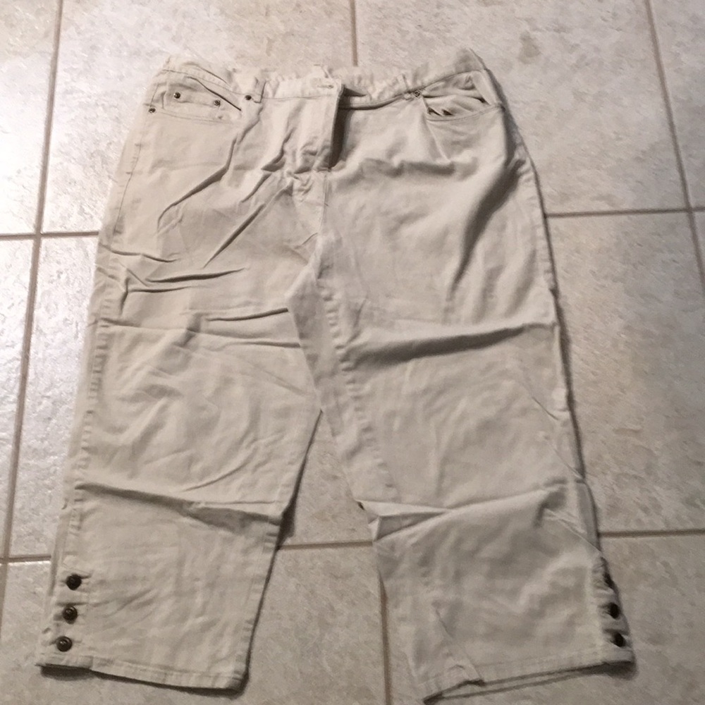 Ruby Rd Khaki Capri Pants